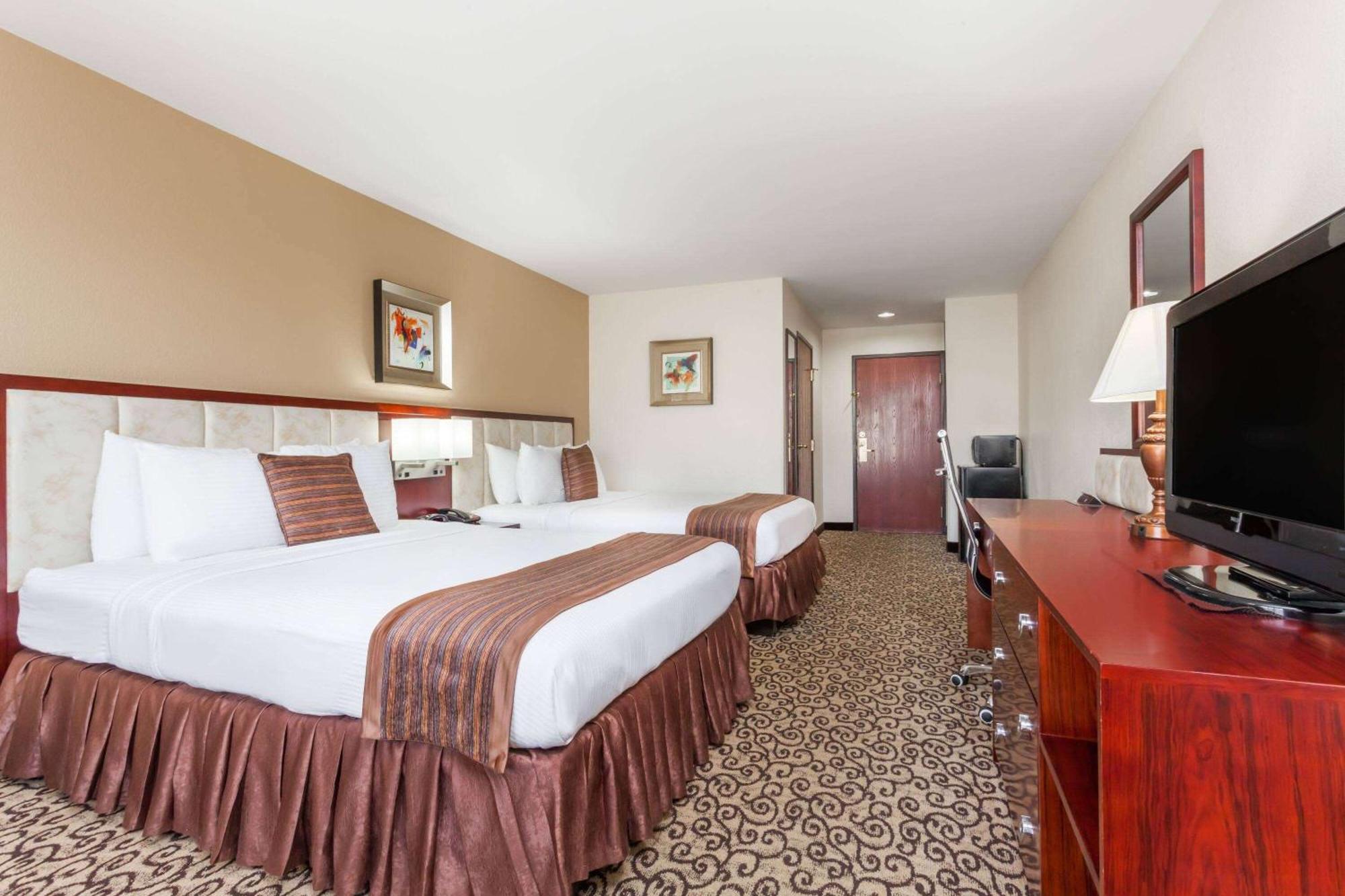 Baymont By Wyndham Columbia Fort Jackson Eksteriør billede