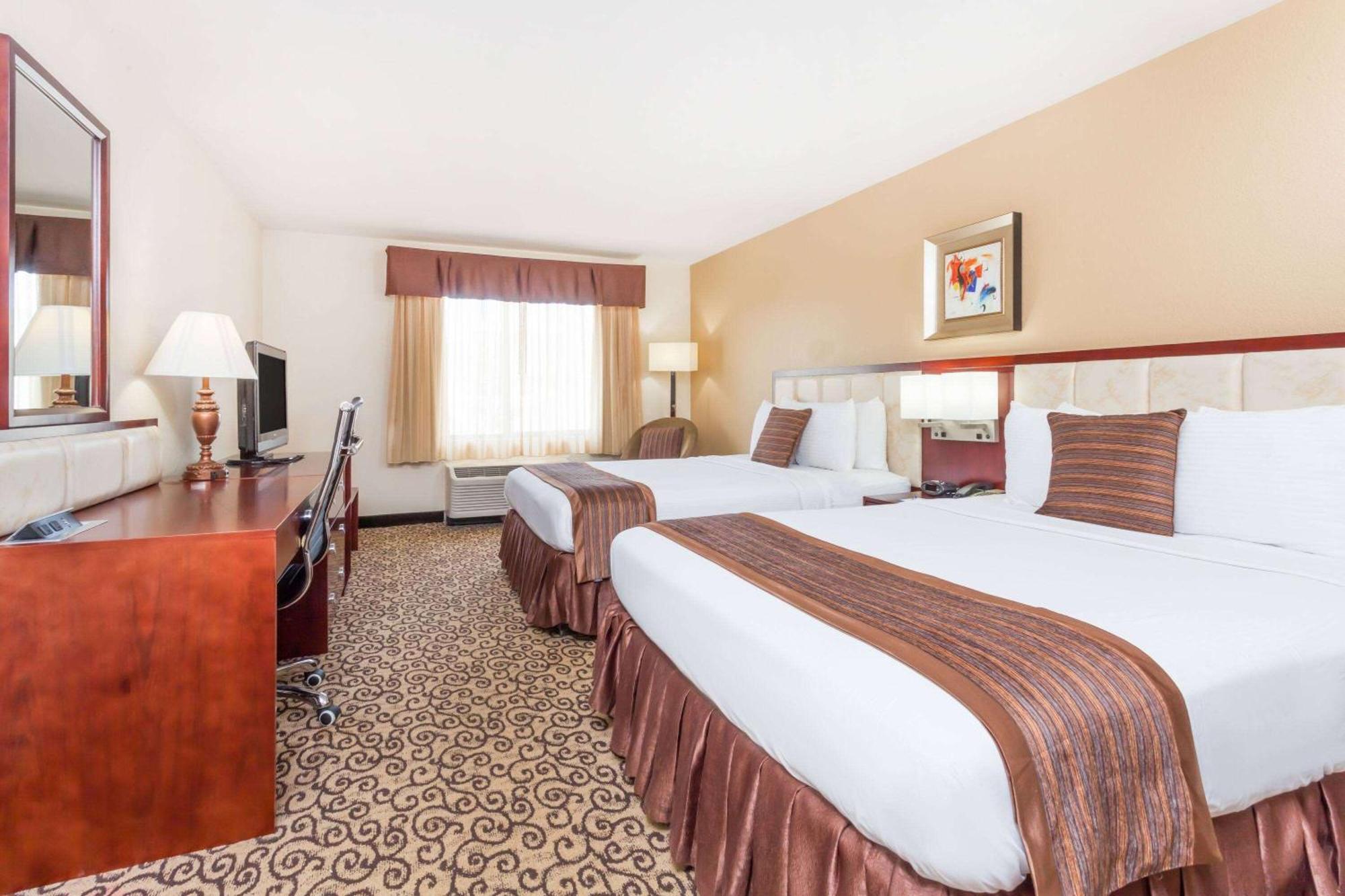 Baymont By Wyndham Columbia Fort Jackson Eksteriør billede