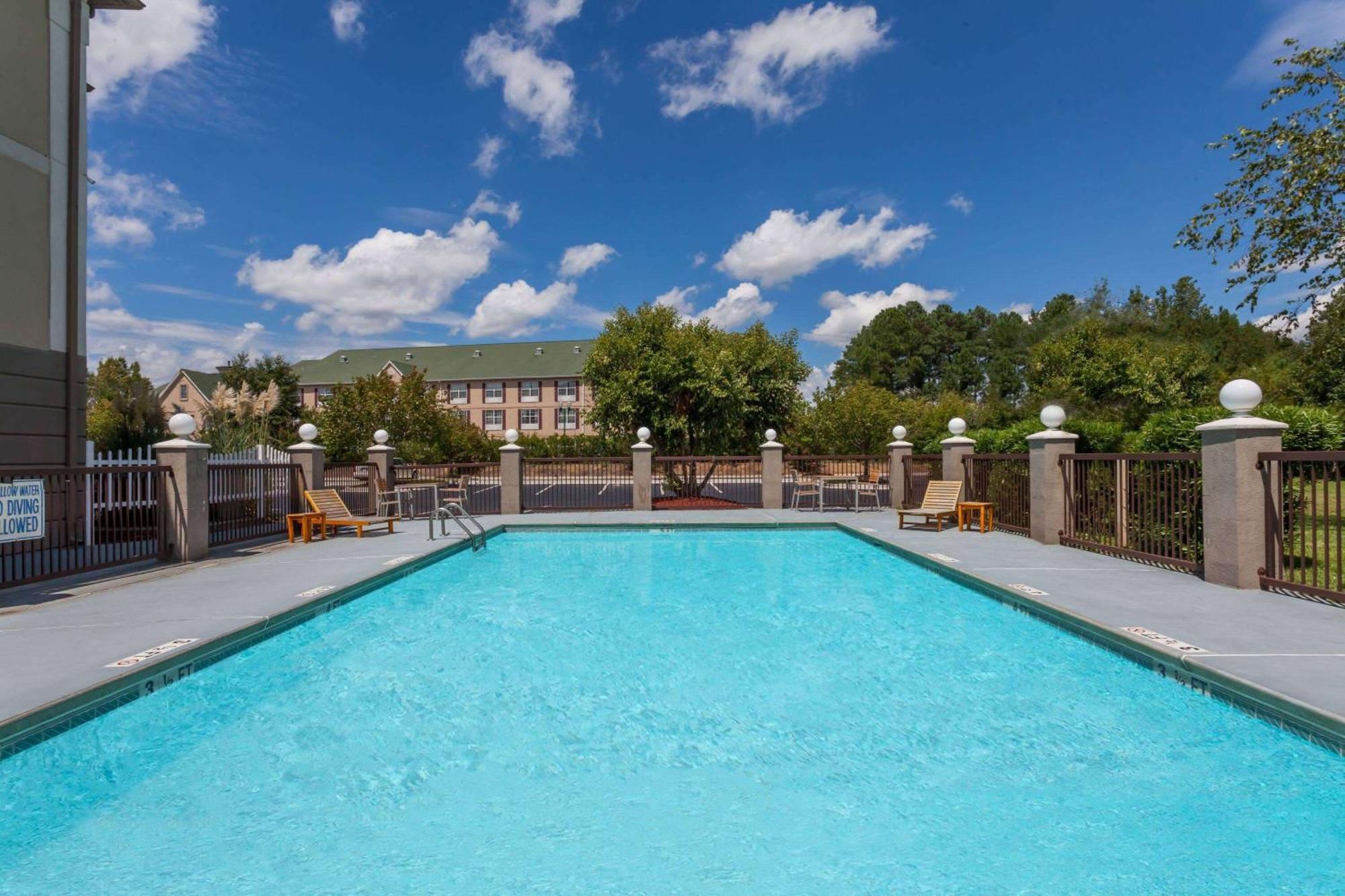 Baymont By Wyndham Columbia Fort Jackson Eksteriør billede